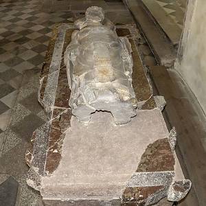 Pohřební tumba se sochou Arnošta z Pardubic od Petra Parléře v kostele Nanebevzetí Panny Marie v Kladsku