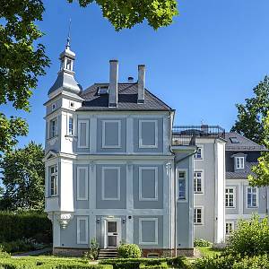 Západní křídlo zámku v Kamenci u Kladska