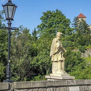 Socha sv. Jana Nepomuckého na kamenném mostě ve Vartě