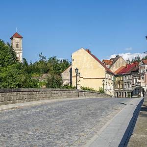 Silnice po starém mostě do města Varta