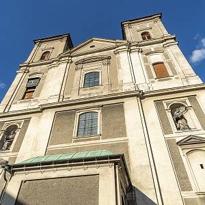 Západní průčelí kostela Navštívení Panny Marie ve Vartě