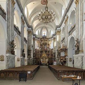 Kostel Navštívení Panny Marie ve Vartě - pohled k oltáři