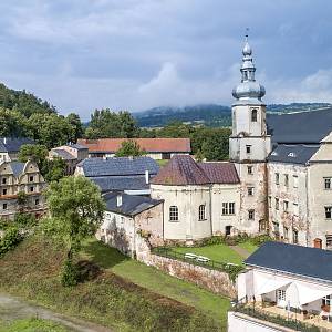 Zámek Sarny (Scharfeneck)