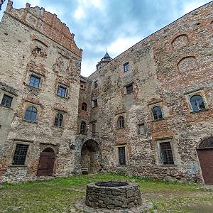 Hrad Grodno, vnitřní nádvoří horního hradu