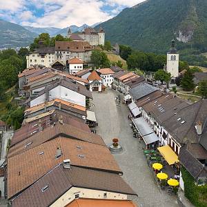 Gruyères - pohled na náměstí s hradem v pozadí