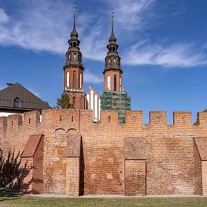 Obnovené hradby a katedrála Povýšení sv. Kříže v Opolí