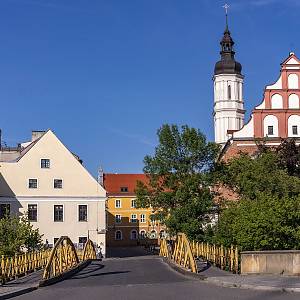 Hradní most přes Mlýnský náhon a kostel Nejsvětější Trojice v Opolí