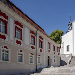 Jezuitská kolej (muzeumm) a kostel Panny Marie Bolestivé a svatého Vojtěcha na Hůrce v Opolí