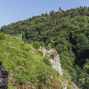 Hrad Ojcóv - zbytky paláce a vyhlídka do údolí říčky Prądnik