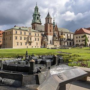 Krakov - královský hrad na Wawelu, velké nádvoří s katedrálou sv. Stanislava a Václava