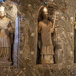 Bochnia - kaple sv. Kingi Polské, sochy ze soli sv. Jan Nepomucký, sv. Stanislav a sv. Kinga Polská
