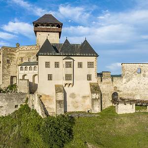 Trenčín - horní hrad s Matúšovou věží a Zápolského palácem od západu