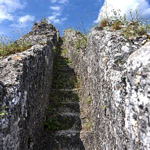 Lednický hrad, schodiště na skalní pozorovatelnu (věž)