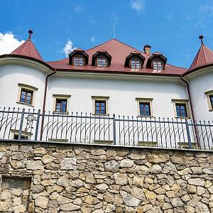 Povážské Podhradie, starý zámek (Burg)