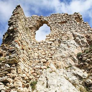 Hrad Vršatec, zbytky věže v horním hradu