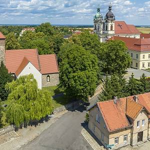 Lehnické Pole, pohled na střed obce s oběma kostely