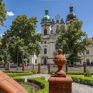 Lehnické Pole - bazilika Povýšení sv. Kříže a sv. Hedviky Slezské od fary