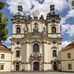 Lehnické Pole - bazilika Povýšení sv. Kříže a sv. Hedviky Slezské, průčelí