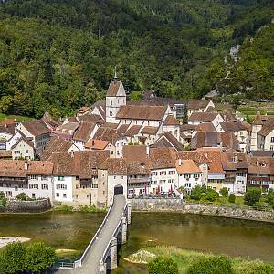 Saint-Ursanne, pohled na město od jihu s mostem sv. Jana
