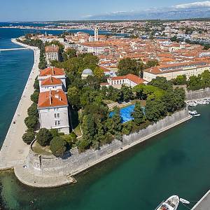 Zadar, pohled od východu na část opevnění a centrum města