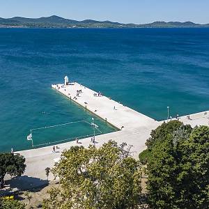 Zadar - molo v centru města a v pozadí ostrov Ugljan