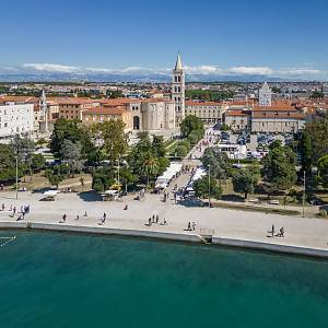 Zadar - pohled na fórum s kostelem sv. Donáta od moře