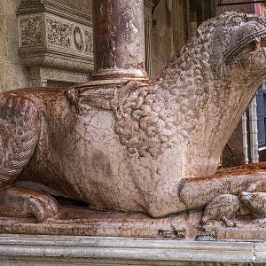 Cremona - románská mramorová socha lva před vchodem do katedrály