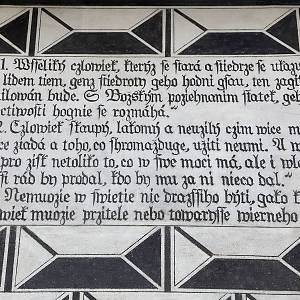 Kamenice u Jihlavy, tvrz, detail nápisu na omítce