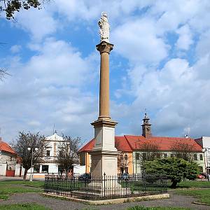 Rožďalovice - náměsrtí a Mariánský sloup