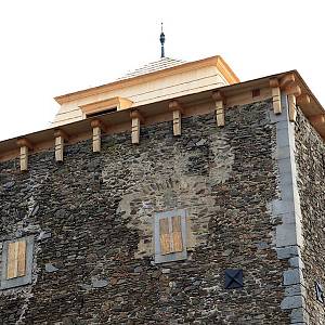 Tvrz v Hradeníně, zastřešená věž na konci října 2015