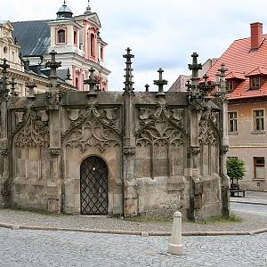 Kamenná kašna na Rejskově náměstí, dílo Mistra Brikcího