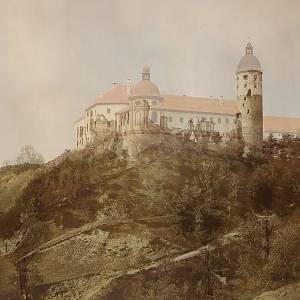 Zvířetice - konfrontace ruin na staré fotografii a vizualizace původní podoby zámku