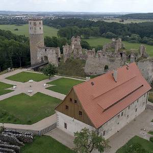 Pohled na zříceninu zámku Zvířetice s renesanční sladovnou v popředí