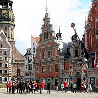 Riga - Radniční náměstí s Domem Černohlavců a kostelem sv. Petra