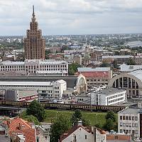 Riga - pohled směrem na nádraží a k budově Akademie věd (zvané Kremlis = Kreml)