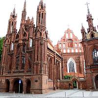 Vilnius - kostel sv. Anny a a kostelu sv. Františka z Assisi s klášterem Bernardýnů