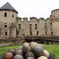 Zřícenina středověkého hradu ve městě Cēsis (Cēsu viduslaiku pils)