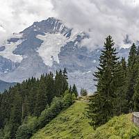 Cesta vlakem horské dráhy Bergbahn Lauterbrunnen – Mürren (BLM)
