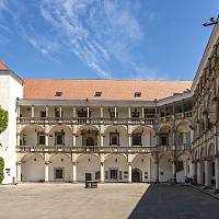 Arkádové nádvoří zámku v Břehu