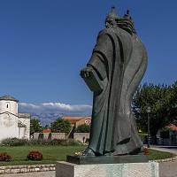 Nin - socha čtvrtého ninského biskupa Řehoře (Grgur Ninski) a dvorský kostel sv. Kříže (Sveti Križ)
