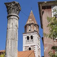 Zadar - náměstí Petra Zoraniće (Trg Petra Zoranića), římský sloup a věž kostela sv. Simeona (Sveti Šime
