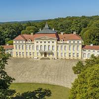 Zámek Rogalin, celkový pohled na čestný dvůr