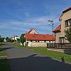 Severní ulice spojující střed obce s hlavní silnicí (2008)