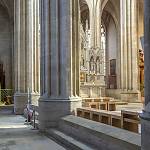 Kolín - chrám sv. Bartoloměje, pohled do presbytáře ze severní části chórového ochozu (2025)