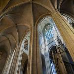 Kolín - chrám sv. Bartoloměje, průhled z jižní části chórového ochozu do klenby presbytáře (2025)