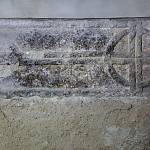 Kolín - chrám sv. Bartoloměje, románský náhrobek z doby kolem roku 1200, druhotně osazený v jižní stěně trojlodí (2015)