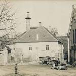 Cerhenice - tvrz, podoba ve 20. letech 20. století, kdy sloužila jako sladovna pivovaru (budova vpravo)