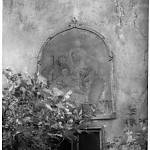 Vzácný snímek barokního obrazu sv. Rodiny na jižním průčelí obytné budovy (70. léta 20. stol.)