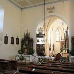 Velim - kostel sv. Vavřince, pohled z lodi do presbytáře (2015)