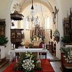 Velim - kostel sv. Vavřince, průhled do presbytáře (2015)